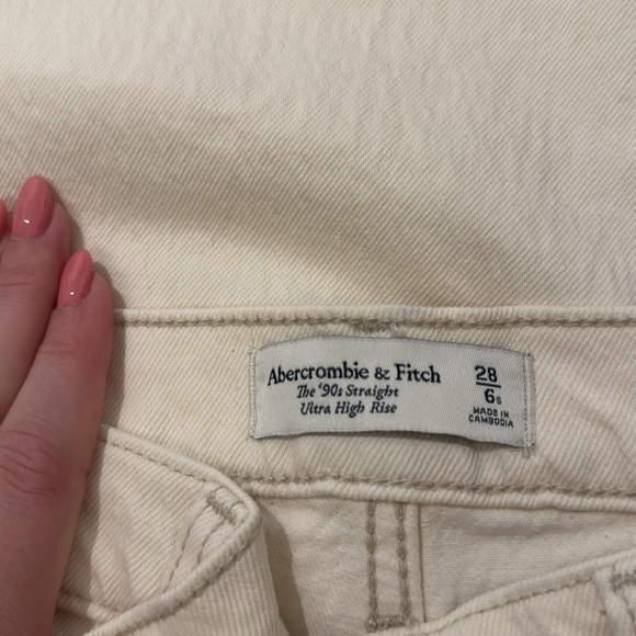 Abercrombie & Fitch Cream Ultra High Rise ‘90s Straight-Leg Jeans - Picture 3 of 4